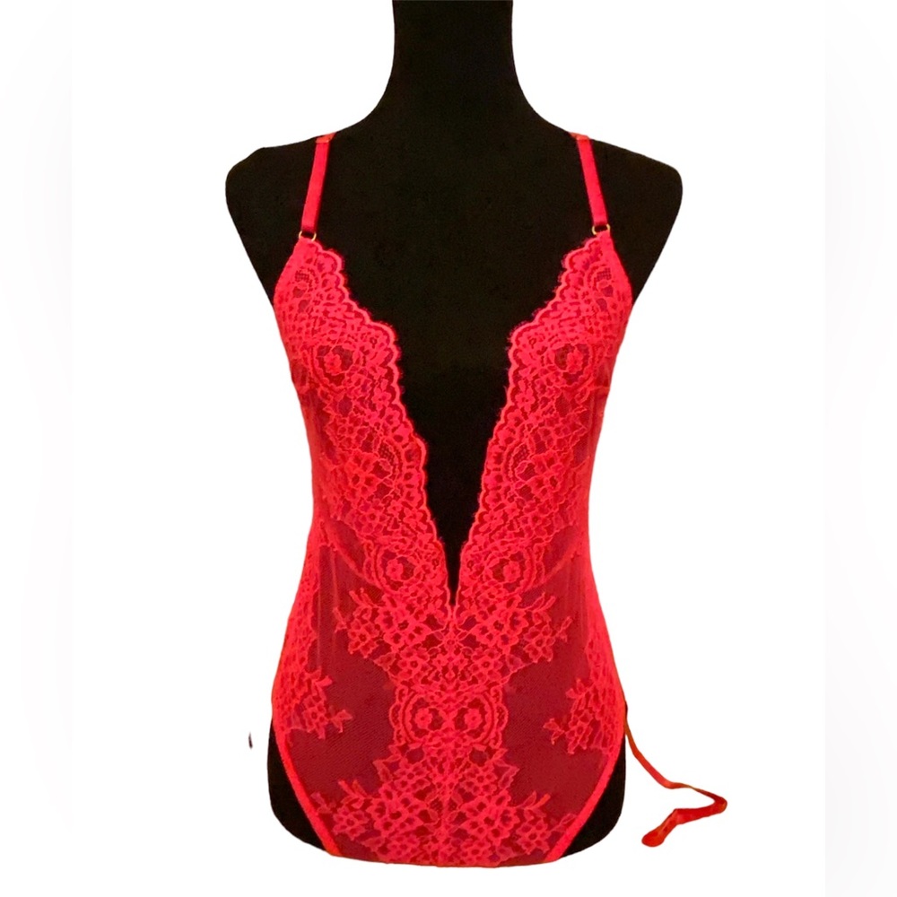 Adore Me NWT Adelle Unlined HOT Pink 
SIZE SMALL
